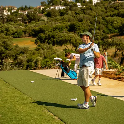 Golfista practicando en ALTO Golf Academy, en Sotogrande.