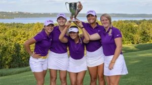 Equipo femenino de golf de LSU con el trofeo de la Jackson T. Stephens Cup 2021 en Arkansas