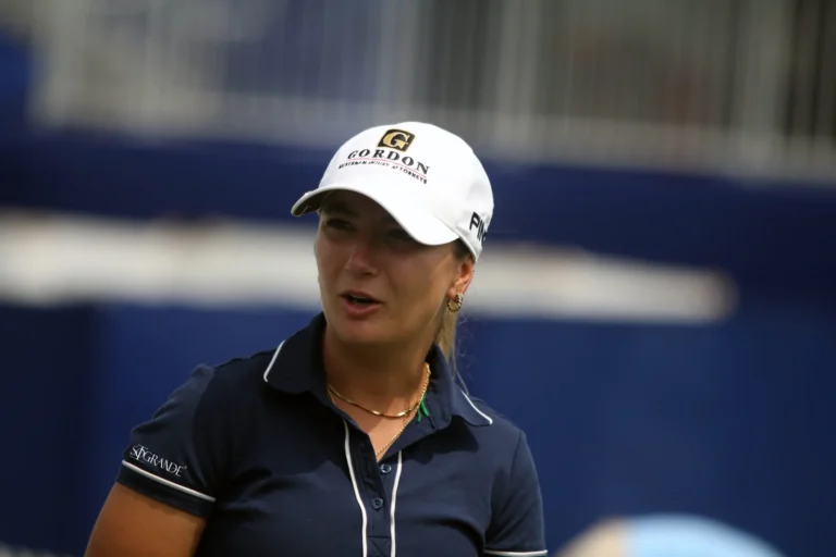 Carla Tejedo con gorra blanca de Gordon y polo azul con el logo de Sotogrande.