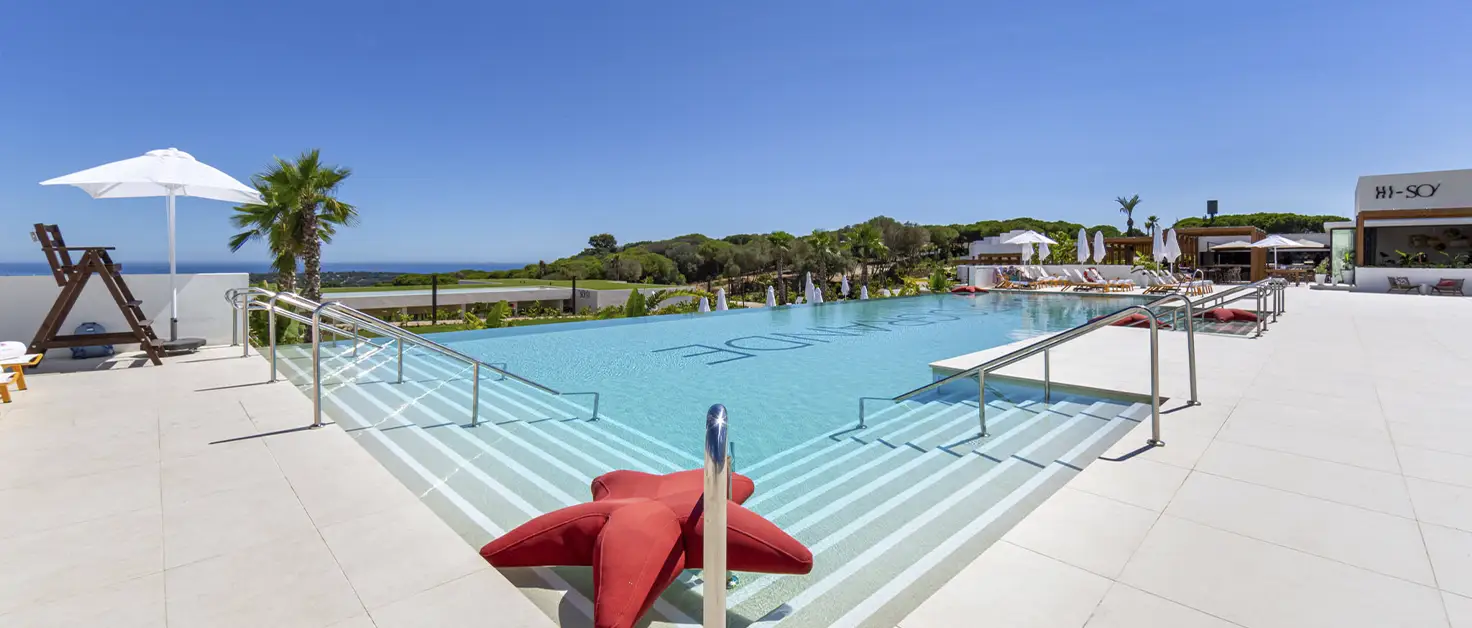 Piscina exterior y terrazas de SO/ Sotogrande Spa & Golf Resort.